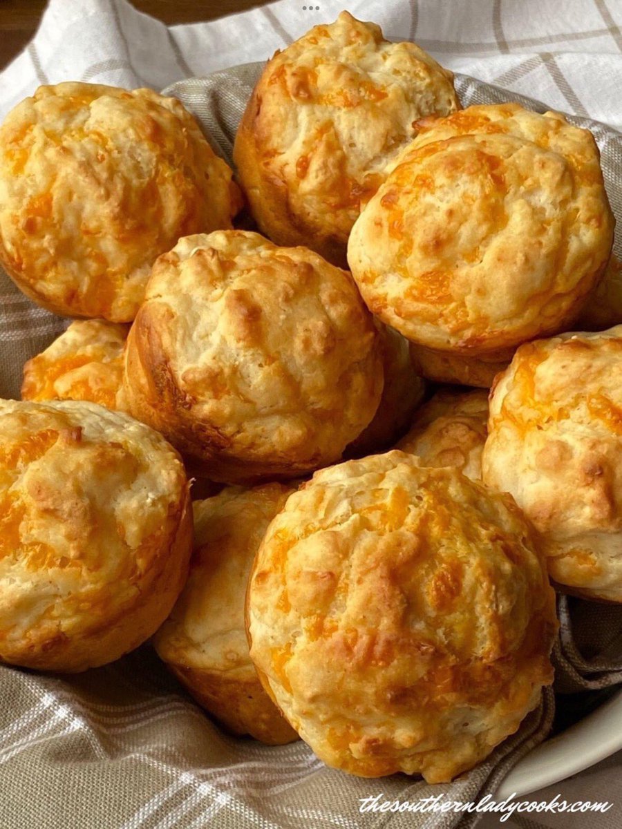 Cheddar Muffins are so easy to make, great with any meal and go wonderful with soup.  Only 4 ingredients! #muffins #fall  RECIPE ➡ thesouthernladycooks.com/cheddar-muffin…