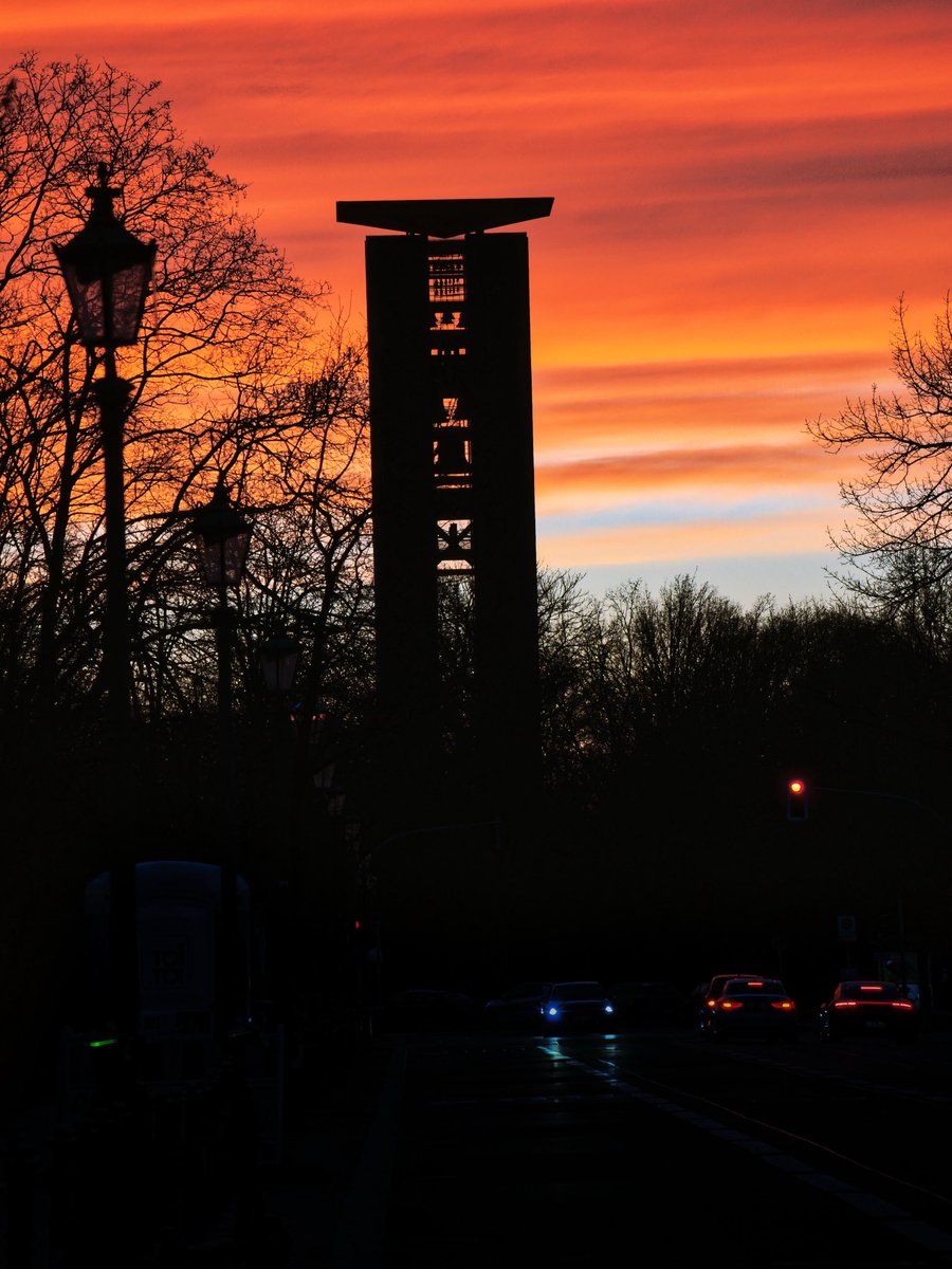 travel_w_lenses's tweet photo. 📍 Berlin, Germany
Today a photo of the sunset in Berlin featuring the Carillon.
The Carillon in Berlin-Tiergarten is located in a freestanding 42-metre-tall bell tower.
#visitberlin #travelwithlenses #carillon #ig_berlin #ig_deutschland #igers_of_berlin #wirberlin #berlin_de https://t.co/HRhJ6bZHS6