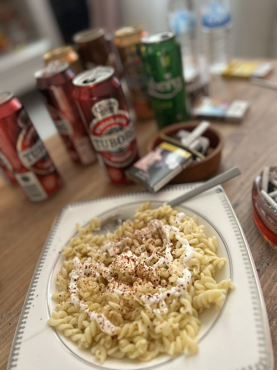 Ketçabı değil de mayonezi daha çok seveceğimiz masadayım.. 🤭

#mutluyıllar 🫶🏻