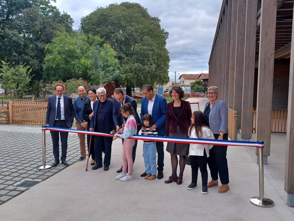 ARS Auvergne-Rhône-Alpes (@ars_ara_sante) on Twitter photo #EcoleInclusive📍69 | Inauguration de l’école Elisabeth et Robert Badinter en présence <a href="/CecileCourreges/">Cécile Courrèges</a>
➡️1re école du territoire intégrant dès sa conception 6 places d’IME
💡Projet inclusif porté avec la commune, Éducation nationale, ITINOVA
✉️Soutien ARS 190K€ (médico-social) #EcoleInclusive📍69 | Inauguration de l’école Elisabeth et Robert Badinter en présence <a href="/CecileCourreges/">Cécile Courrèges</a>
➡️1re école du territoire intégrant dès sa conception 6 places d’IME
💡Projet inclusif porté avec la commune, Éducation nationale, ITINOVA
✉️Soutien ARS 190K€ (médico-social)