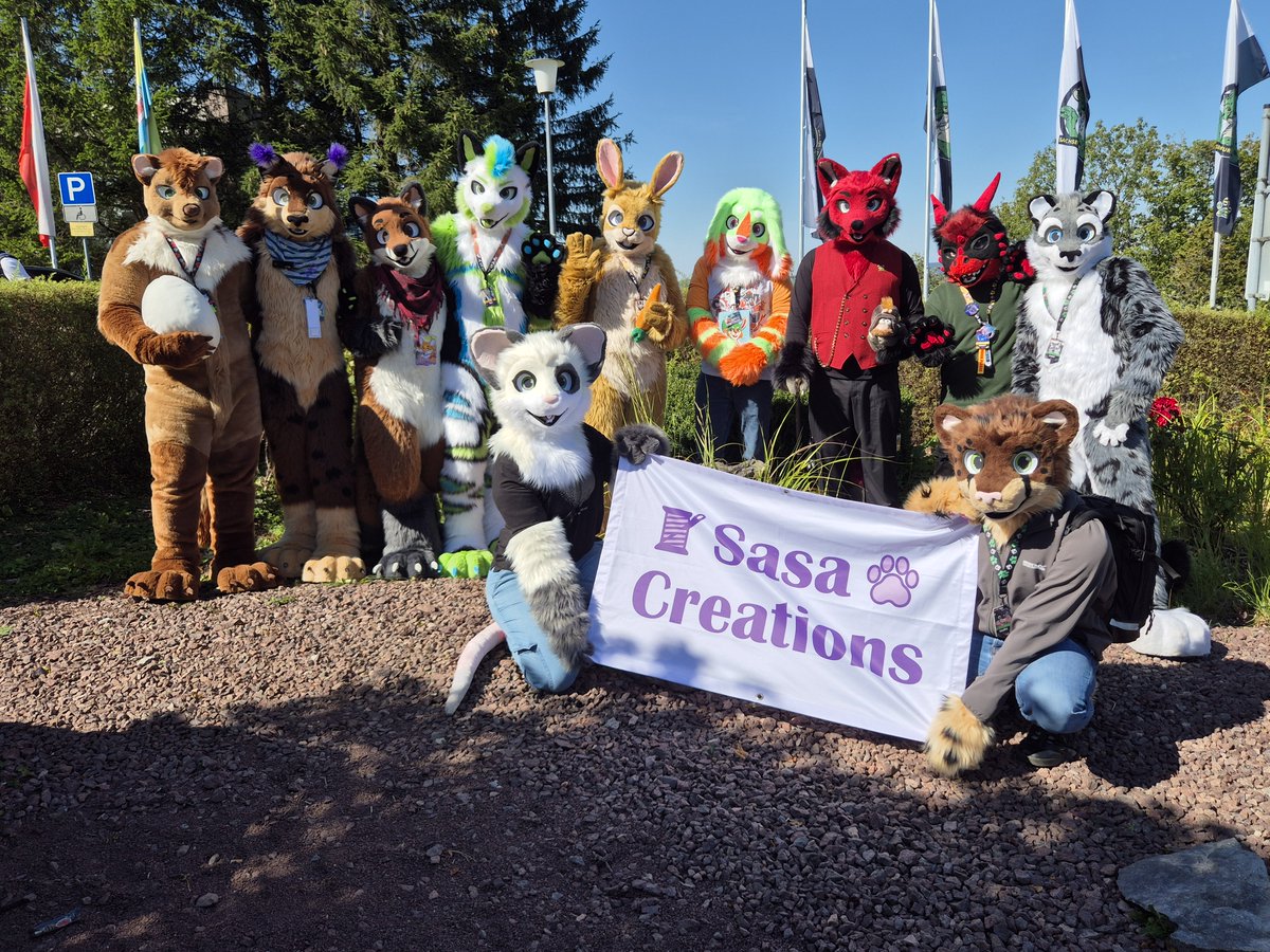 small family photo from #EAST2025😸

📷 <a href="/Mikonp7/">Al Catpone</a> 
📍 EAST 2025, Suhl Germany, <a href="/sachsenfurs/">Sachsen Furs e.V.</a> 
🪡 <a href="/Sasa_Creations/">Sasa Creations🌸🔜Furciety</a>