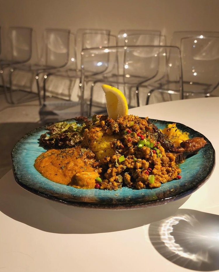 india_kouonji's tweet photo. 出店者様ご紹介🍛CURRY🥄
/／
✨MODECURRY　@modecurry2019
\＼
10月25日（土）出店

📋【販売予定メニュー】
秋の味覚大集合！
モデ式粗挽き鶏キーマ
ポークビンダルー(予定)
スパイス一品

🗣️【お店からのメッセージ】
厳選した旬の食材とスパイスを組み合わせ
150種類以上の本格スパイスカレーを生み出してきたモデカレーがインドフェスタ初参戦！
こだわりのスパイスカレーをお楽しみください！

※当日は紙皿、テイクアウト容器での販売となります。

🇮🇳千代田町インドフェスタin光恩寺2025🇮🇳

#modecurry #深谷市
#ポークビンダルー
#インド #群馬カレー部
#スパイスカレー　#千代田町インドフェスタ
#赤岩渡船 #ちよだぶらり