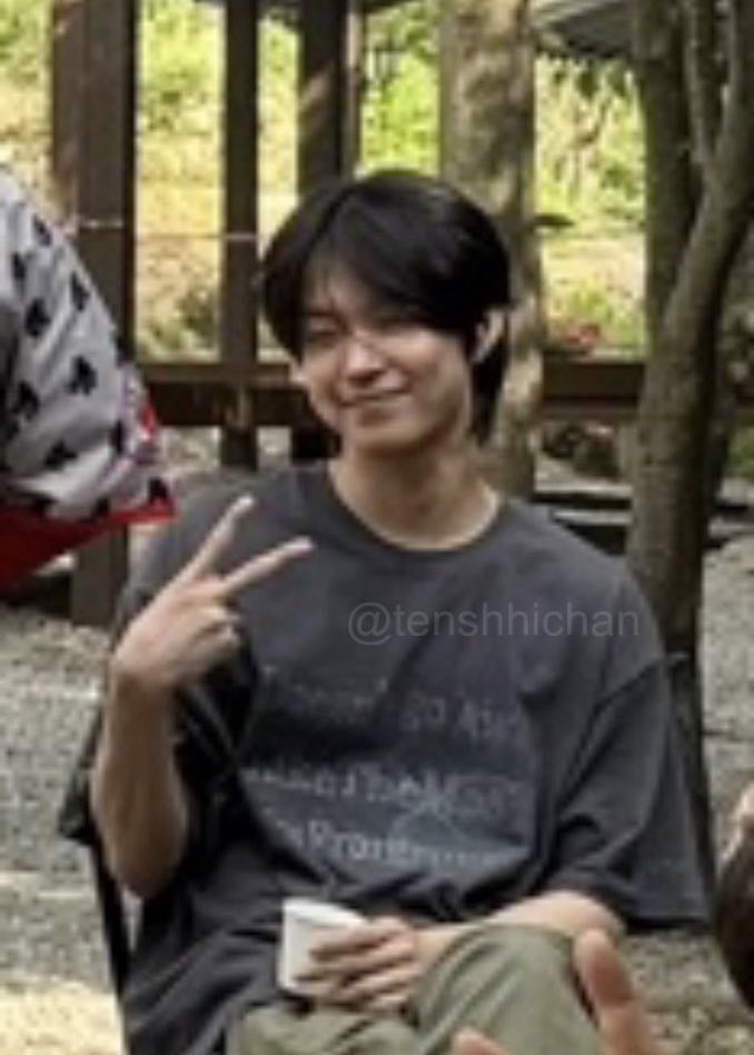 namkimz7's tweet image. him wearing the same shirt from 2019ish 3 years later 🥹🥹 also those vans shoes he still wears from high school 

#sustainable #washingmachine #reuse