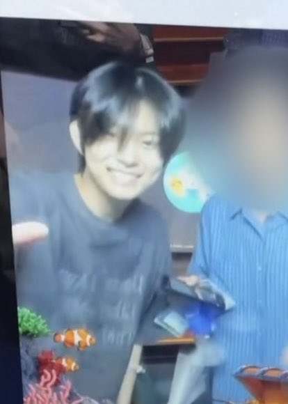 namkimz7's tweet image. him wearing the same shirt from 2019ish 3 years later 🥹🥹 also those vans shoes he still wears from high school 

#sustainable #washingmachine #reuse