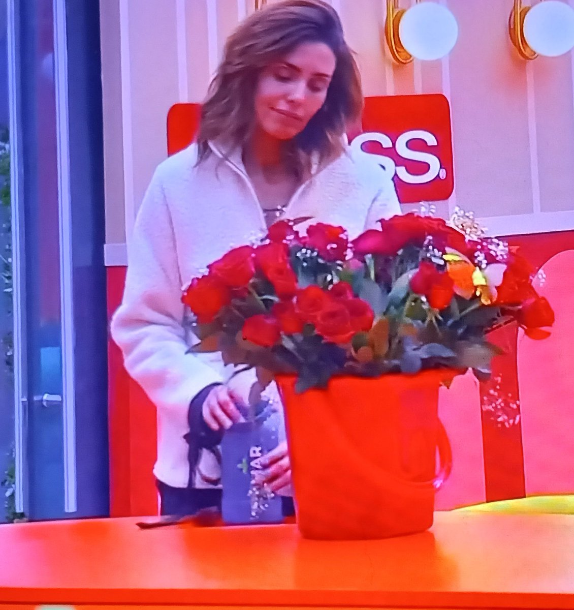Hoy mi Maresita antes de dormir se puso a oler sus flores y la camarita quería ver todos los ángulos 🤭🥰
Hoy 🌊 duerme Feli. ♥️🥰

#LaCasaDeLosFamososMx
#LaCasaDeLosFamososMxً3
