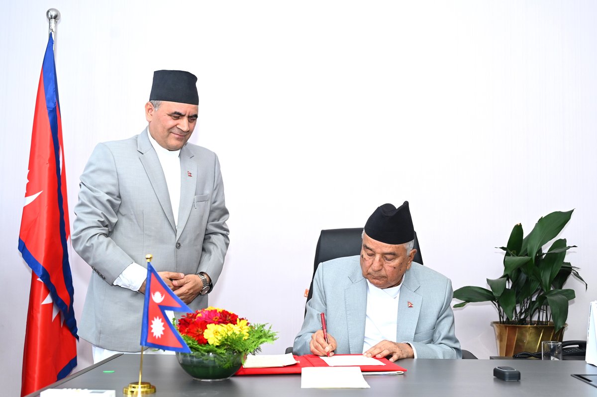 राष्ट्रपति रामचन्द्र पौडेलले  बुधबार  मतदाता नामावली ऐन, २०७३ लाई संशोधन गर्न बनेको अध्यादेश जारी  गर्नुभएकाे छ । उहाँले नेपालको संविधानको धारा ११४ को उपधारा (१) बमोजिम नेपाल सरकार, मन्त्रिपरिषद्को सिफारिसमा  उक्त अध्यादेश जारी गर्नुभएको हो । तस्बिरः राष्ट्रपतिको कार्यालय/रासस