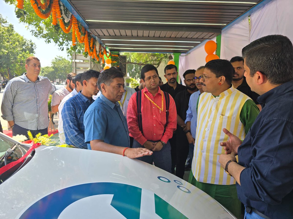 dineshpratapbjp's tweet photo. #सेवापखवाड़ा के निमित श्री रोहनकर पीयूष डायरेक्टर आरपीसी और अन्य विभागीय अधिकारियों के साथ मिलकर आज लेडी हार्डिंग कॉलेज के निकट, सीपी आउटर सर्कल में एक नए इलेक्ट्रिक वाहन चार्जिंग स्टेशन का उद्घाटन किया। https://t.co/bykfioIIpU
