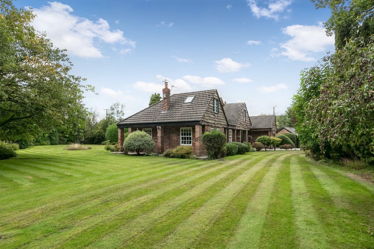 #NEWLISTING

Buttery House Lane, #Hale

Nestled at the end of a quiet no-through road in a semi-rural location, Elm Side is a delightful, 4 bedroom detached house within easy reach of #HaleBarns. Guide price £895,000.

jackson-stops.co.uk/properties/210…

#halepropertyforsale #jacksonstops