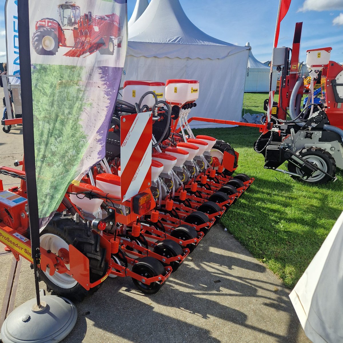 kramerstart's tweet image. Dag 2 van de #bejodagen 2025 is in volle gang! 🧅

En dat met machtig mooi weer 🌞

Bent u er nog niet geweest? Geen zorgen — we staan er nog tot en met zaterdag! 🤝🏻

𝐓𝐨𝐭 𝐬𝐧𝐞𝐥 𝐢𝐧 𝗪𝐚𝐫𝐦𝐞𝐧𝐡𝐮𝐢𝐳𝐞𝐧! 
#bejod25 #BEJO #opendagen #teelt #akkerbouw