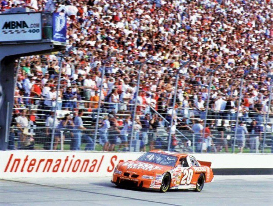 LegendsNascar's tweet image. Tony Stewart won the 2000 MBNA.com 400 at Dover 25 years ago today. 🏁 

He also won the spring race at Dover in 2000. 🧹 

#Smoke 🏁 #TheMonsterMile
