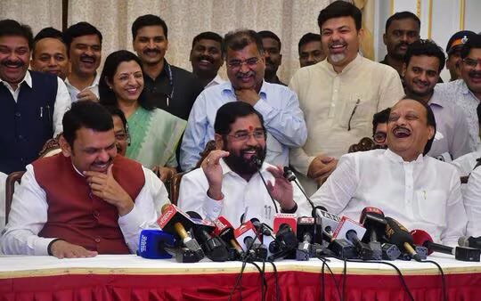 नशीब !! 
कोविड काळात उद्धव ठाकरे मुख्यमंत्री होते.. 

या तिघांनी लोकांना वाऱ्यावर सोडले असते.