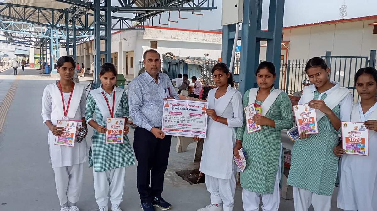 DPOsml's tweet photo. #BBBBP #MissionShakti रेलवे स्टेशन पर विभिन्न योजनाओं, कानून��ं और हेल्पलाइन नंबर्स का टीम द्वारा प्रचार प्रसार @dm_shamli @PoliceShamli @CdoShamli @CmoShamli @UPMahilaKalyan https://t.co/RwpSOfutfm