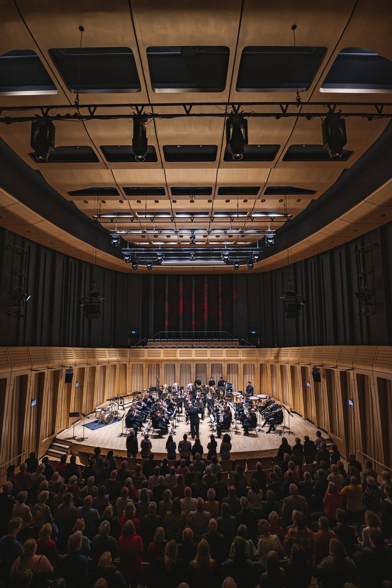 Ydych chi erioed wedi meddwl tybed beth sy'n gwneud ein hadran Bres mor unigryw? 🎺✨

P'un a ydych chi'n anelu at y llwyfan, y stiwdio, neu'r ystafell ddosbarth, dyma'ch man cychwyn ar gyfer gyrfa greadigol, gynaliadwy mewn Pres. 🎼👏

🔗 rwcmd.ac.uk/department/mus…