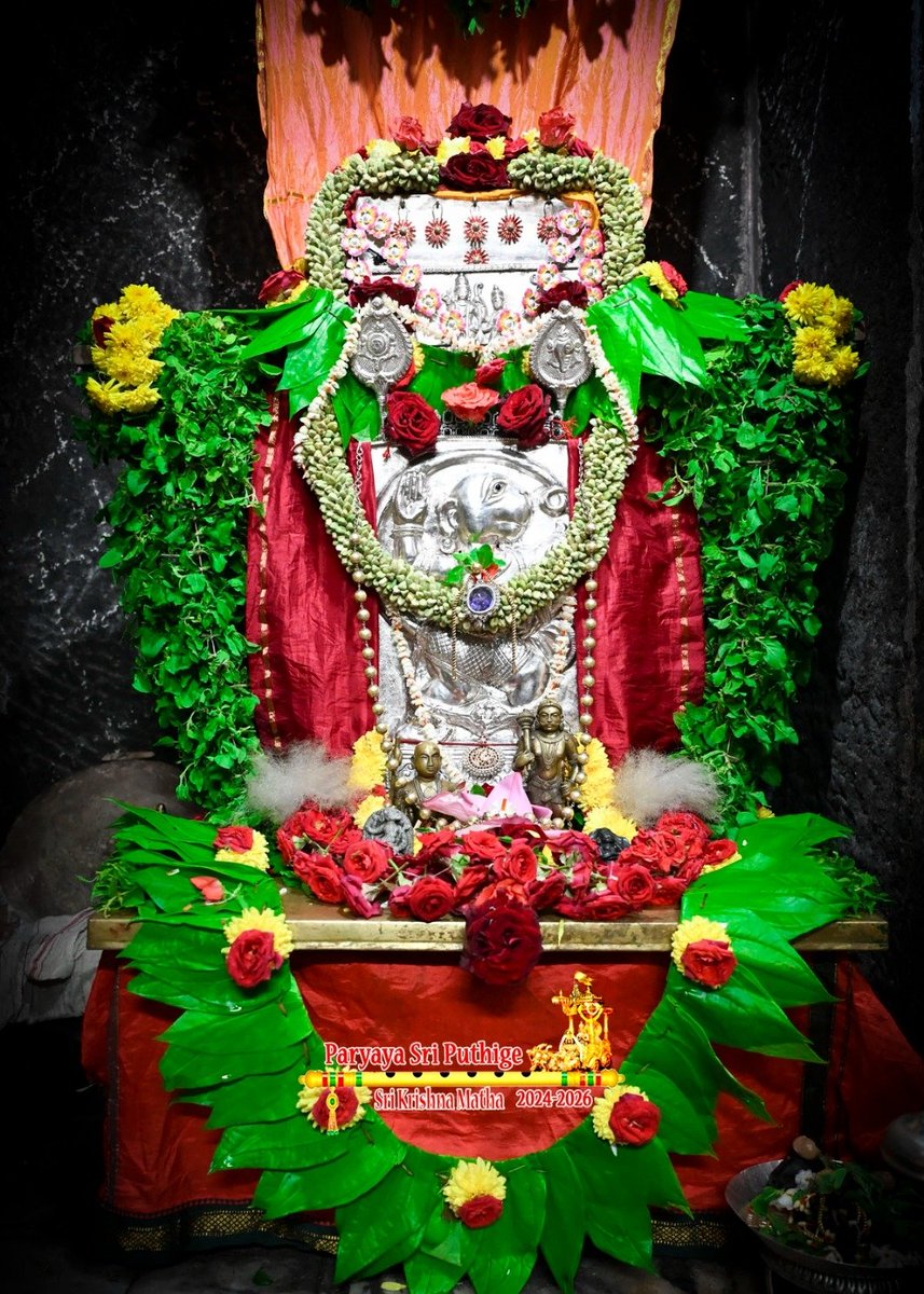 PuthigeSri's tweet photo. Sri Puthige #Vishwa_Gita_Paryaa,Sep 24th'25(#Navaratri2025 Day 3)

ಉಡುಪಿ ಶ್ರೀ ಕೃಷ್ಣ ದೇವರಿಗೆ "ನೀರೆ ತೋರೆಲೆ" ಅಲಂಕಾರ/"Nere Torele" Alankara 

Mahapooja by Paryaya Peetadheesha  HH Sri Sugunendra Theertharu,Paryaya Sri Puthige Sri Krishna Matha,Udupi https://t.co/aJiwEG0GpX