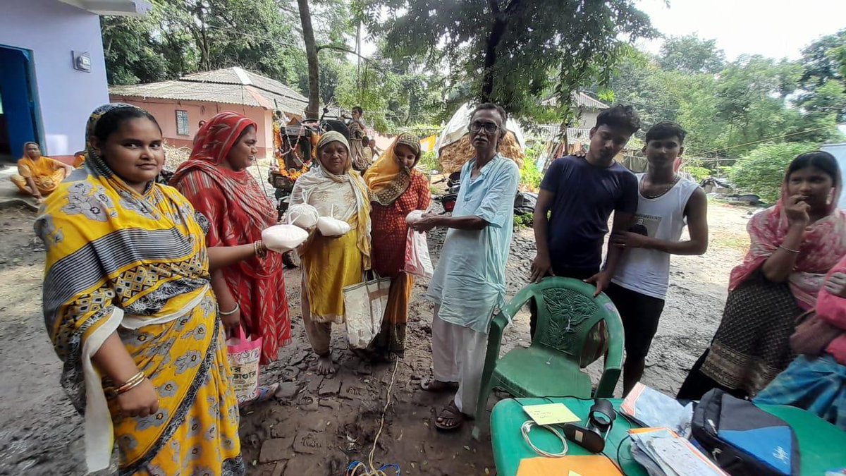 wbdfs's tweet photo. Festive package distribution through Duare Ration in Paschim Medinipur district.
#KhadyaSathi
#EgiyeBangla
#WestBengalFood
#FestivePackage
@egiye_bangla https://t.co/HOe4S3J2lf