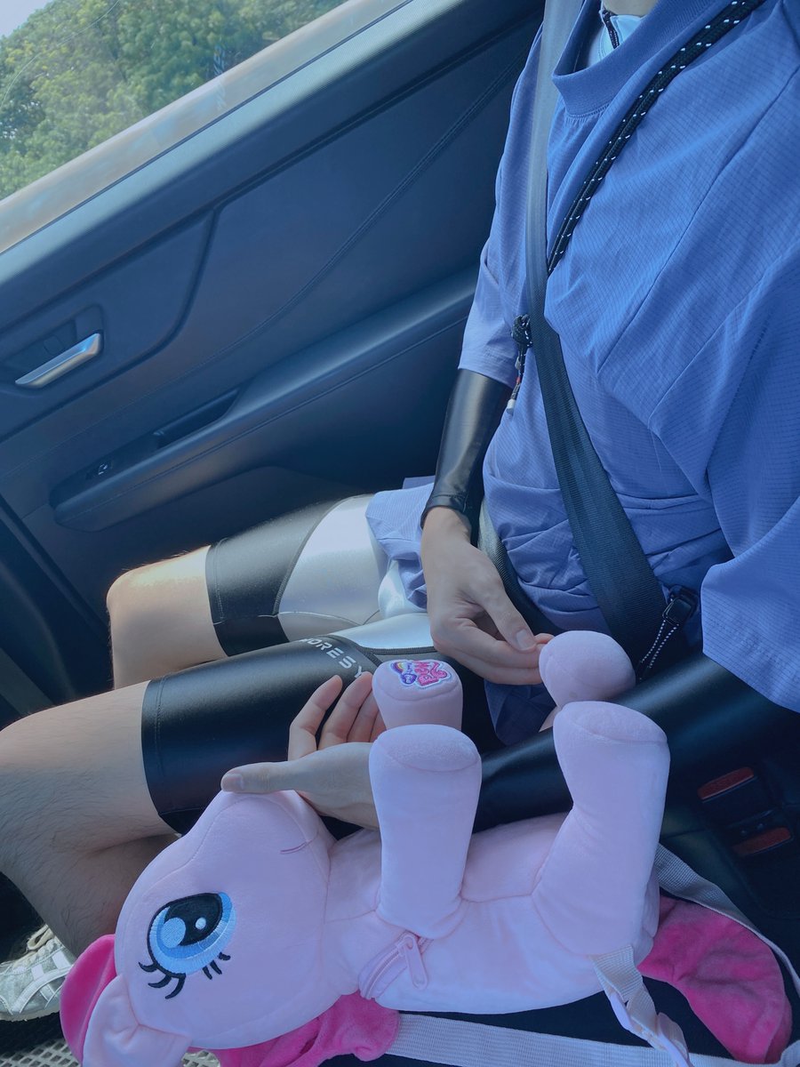 他穿著貓貓的虎鯨出門玩嚕