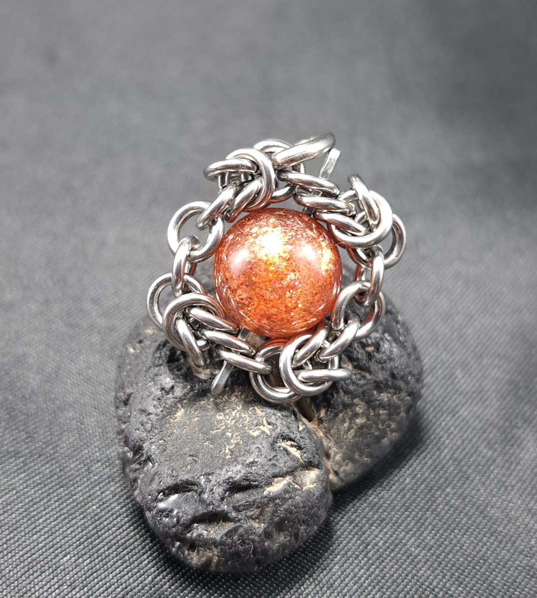 太陽の様なパワフルな煌めきの #サンストーン と
月の光の様な優しい輝き #ホワイトラブラドライト 補充🥳

この対照的な天然石、実は同じ長石の一種

相反する感じなので相性が悪そうに感じるけど、2つが合わさると陰と陽の調和と言う意味となり、非常に相性が良いと言われる #天然石