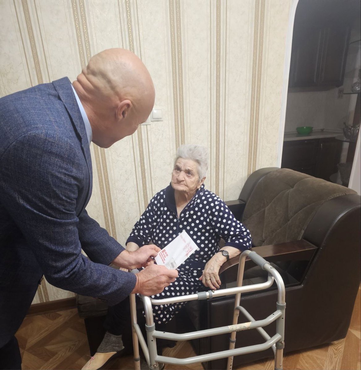 Посол России в Южной Осетии М.М.Кулахметов поздравил ветеранов Великой Отечественной войны – тружеников тыла Г.Н.Кулумбегова и А.Г.Кулумбегову с 80-летием Победы над милитаристской Японией и окончанием Второй мировой войны

t.me/rusembrso/30295