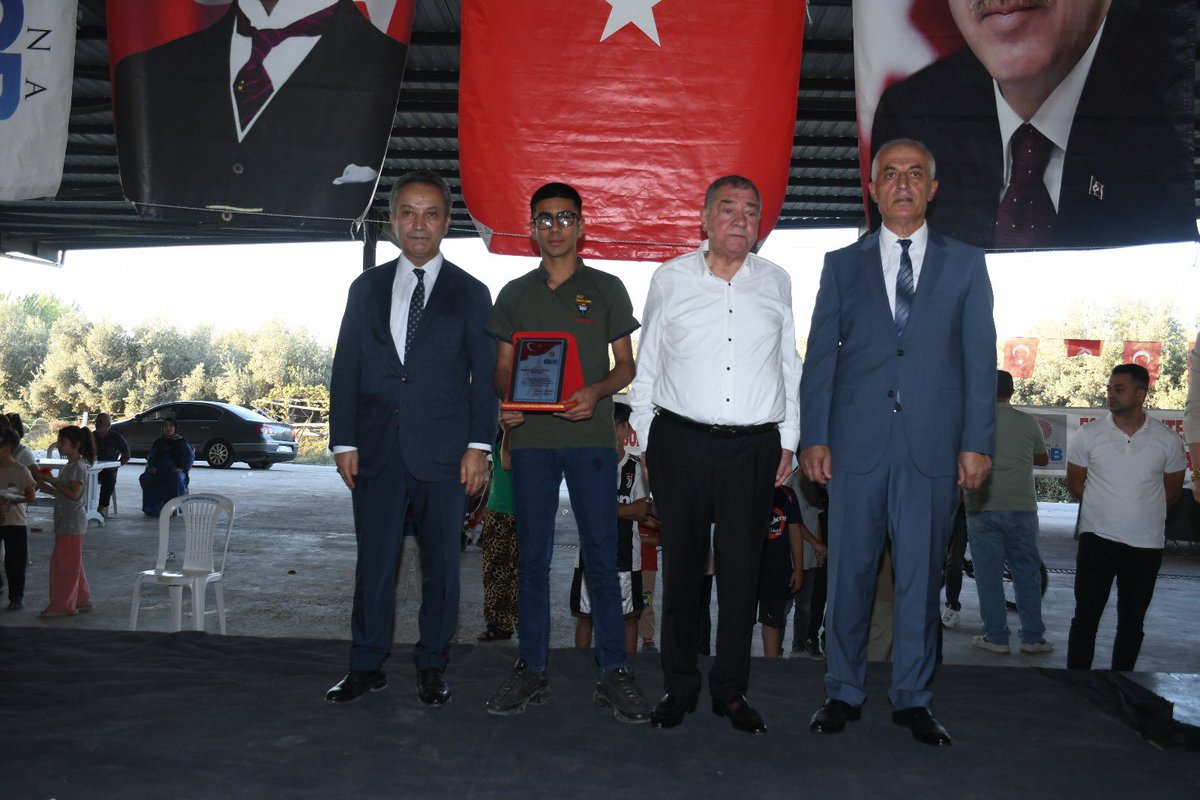 daimfed's tweet photo. 38. Ahilik Haftasında Esnafımızla Buluştuk

DAİMFED Genel Başkanımız Mustafa Karslıoğlu, Ahilik geleneğinin yaşatıldığı 38. Ahilik Haftası etkinliklerine katıldı. 

✅Adana Esnaf ve Sanatkarlar Odalar Birliği’nin ev sahipliğinde, Valimiz Sayın @yskosger ’in himayelerinde gerçekleştirilen kutlamalarda esnaf ve sanatkarlarımızla bir araya gelerek bu köklü kültürün değerlerini birlikte andık. Başkanımız, program kapsamında demirci çırağına plaket takdim etti. 

✅Ahilik kültürünü yaşatmak, hem esnafımızın hem de toplumumuzun geleceği için yolumuzu aydınlatmaya devam ediyor.

Davetleri ve güzel ev sahipliği için Adana Esnaf ve Sanatkârlar Odaları Birliği Başkanı Sayın @NiyaziGoger_ ’e teşekkür ederiz.
