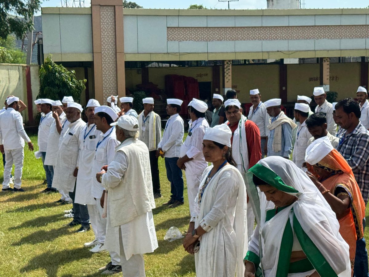 ध्वजवंदन के साथ शुरु हुआ सवा़ई माधोपुर का तीन दिवसीय संगठन सृजन प्रशिक्षण शिविर, ध्वज वंदन में मुख्य अतिथि रहे प्रदेश कांग्रेस सेवादल के अध्यक्ष <a href="/HemShekhawatINC/">Hem Singh Shekhawat</a> .

#CongressSevadalRajasthan

#SevadalRajasthanCamps

#संगठन_प्रशिक्षण_राजस्थानसेवादल

#HemSinghShekhawat