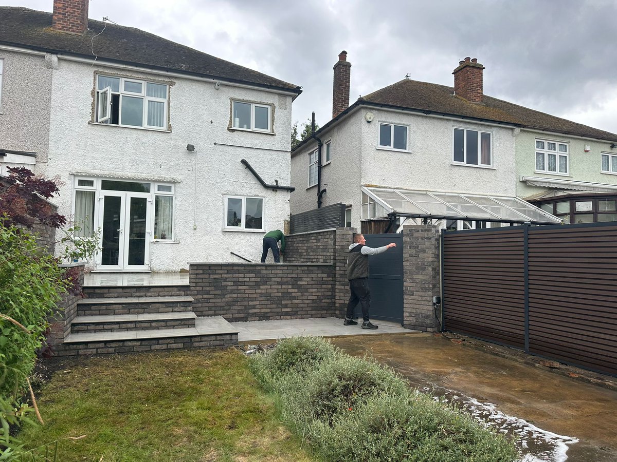 👉 Do you have a patio area that needs some love?  👑 Crown Paving Ltd provides a fully managed range of high-quality services to domestic and commercial customers in London, Surrey and Kent.📲 020 8485 7638 #crownpaving #resin #patio #resin #resindriveway #surrey #kent #property