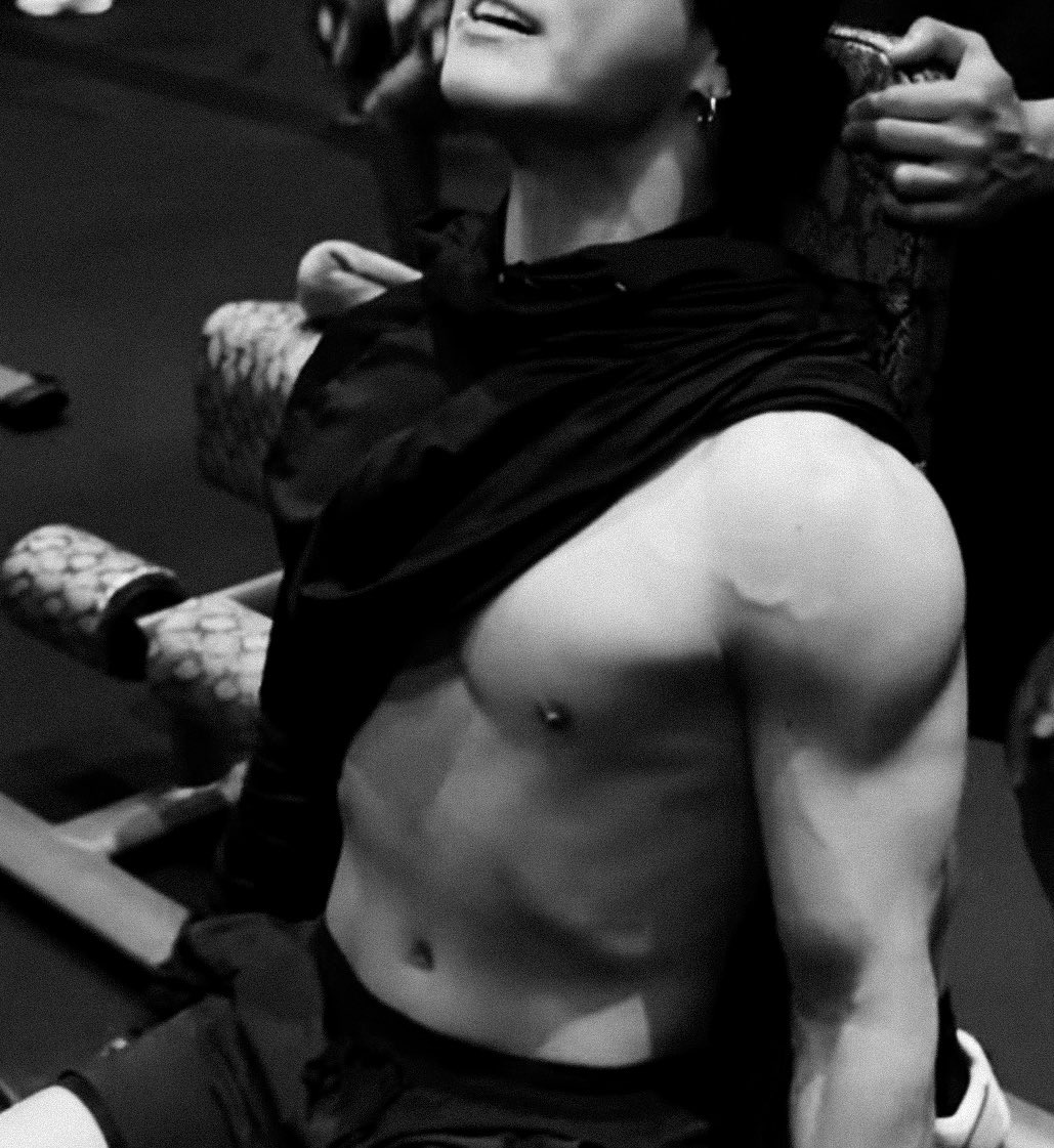OMFG JUNGKOOK'S BODY IS INSANE