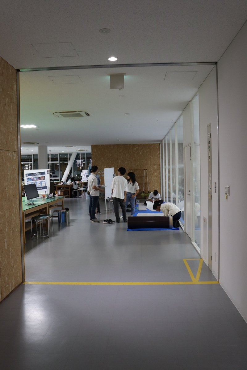 KITyumekobo's tweet image. 📸後学期初日、夢考房の各プロジェクトブースでは学生たちが集まり、活動を再開する姿が見られました。
工具を手に、仲間と笑顔で語り合う様子からは、モノづくりへの情熱が伝わってきます✨
＃人力飛行機　＃エコラン　＃フォーミュラカー　#KIT夢考房