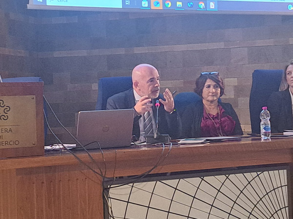 IstTagliacarne's tweet photo. 👉 Cresce la consapevolezza che la vera competitività non nasce dall’isolamento ma dalle relazioni. Soprattutto in un tempo segnato da incertezze e conflitti. “Oggi quasi un’impresa manifatturiera su due in Italia è “coesiva”: dal 32% nel 2018 al 44% nel 2024. Sono imprese che crescono di più, innovano meglio, attraggono talenti e affrontano con maggiore resilienza le sfide globali”.
💬 E’ quanto dichiara Alessandro Rinaldi, direttore studi e statistiche del Centro Studi Tagliacarne, alla presentazione  libro 🖋️ di Sandro Danesi “Imprese produttive e impatto sociale. La valorizzazione dell’imprenditorialità per lo sviluppo sociale del territorio”, organizzata oggi dalla Camera di Commercio Arezzo-Siena presso la Borsa Merci di Arezzo.
🏭 “Nei distretti, nei piccoli comuni, nelle città intermedie, vediamo come coesione, cultura e capitale umano diventino veri motori di sviluppo locale. È questo il cuore di un modello italiano che tiene insieme competitività ed equità, identità e innovazione”, sottolinea.
🫂 La crescita, è in sintesi il pensiero di Rinaldi, avviene “non nonostante le relazioni, ma grazie alle relazioni”.

#sviluppo #imprese #sociale #territorio #relazioni #Italia