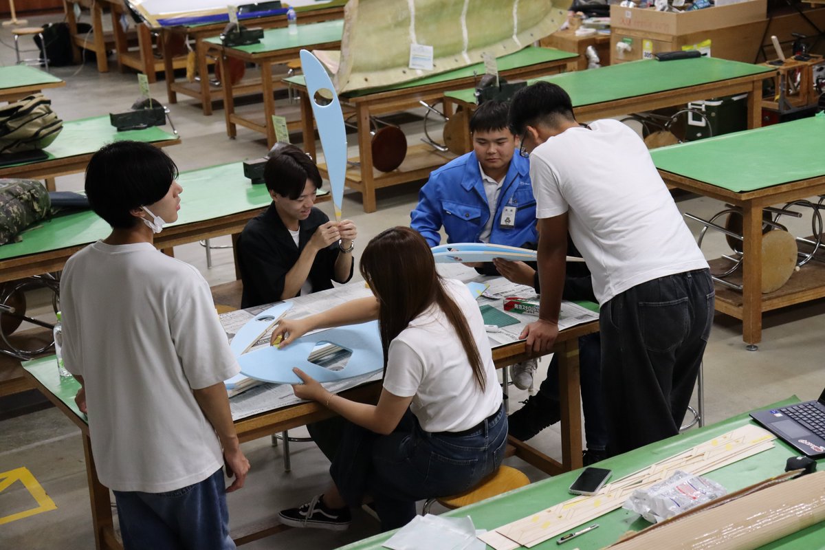 KITyumekobo's tweet image. 📸後学期初日、夢考房の各プロジェクトブースでは学生たちが集まり、活動を再開する姿が見られました。
工具を手に、仲間と笑顔で語り合う様子からは、モノづくりへの情熱が伝わってきます✨
＃人力飛行機　＃エコラン　＃フォーミュラカー　#KIT夢考房