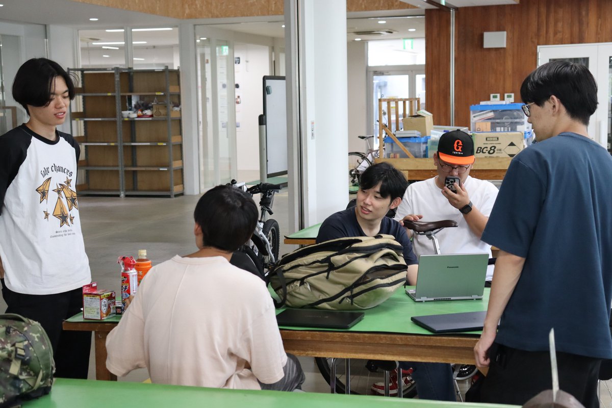 KITyumekobo's tweet image. 📸後学期初日、夢考房の各プロジェクトブースでは学生たちが集まり、活動を再開する姿が見られました。
工具を手に、仲間と笑顔で語り合う様子からは、モノづくりへの情熱が伝わってきます✨
＃人力飛行機　＃エコラン　＃フォーミュラカー　#KIT夢考房