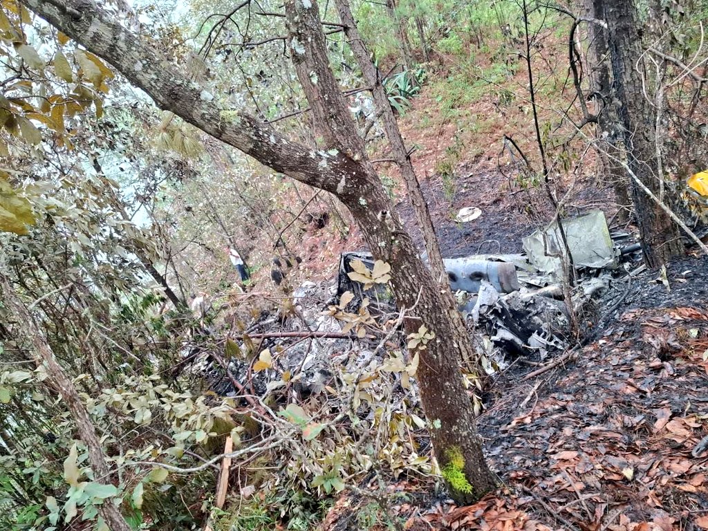 ivancp25's tweet photo. #AccidenteAéreo mortal de #Bell412, (XA-BND) operando para la #CFE (Propiedad de Aeroservicios Especializados SA / #ASESA) en el cerro "El Jabalí", San Sebastián del Oeste, #Jalisco, #México 🇲🇽. Desapareció el martes a las 14:10lt. Todos sus ocupantes muertos. 2 muertos. 23-09-25 https://t.co/9NmAWRt5gP