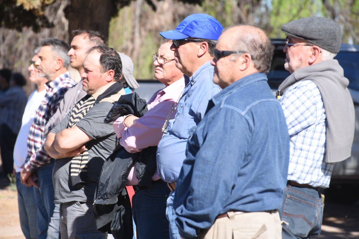 alfredocornejo's tweet photo. Recorrimos el canal Serú Civit junto a productores de la zona y anunciamos su impermeabilización, una obra que beneficiará de manera directa a 352 usuarios y optimizará la producción en más de 2.290 hectáreas.El proyecto comprende la impermeabilización de 2,6 km y la construcción de un reservorio de 190.000 m³, lo que permitirá implementar un riego programado y eficiente, adaptado a las necesidades productivas de la región.

Con una inversión superior a $4.700 millones, financiada con los fondos del Resarcimiento de la Promoción Industrial, seguimos impulsando obras estratégicas que aseguran un mejor uso del agua y fortalecen la producción mendocina.

Además, junto a Sergio Marinelli firmamos el Acta de Entrega del Acueducto Ganadero Monte Comán – La Horqueta, que pasa ahora a la órbita de Irrigación para su operación y mantenimiento. Una infraestructura clave que garantizará un uso eficiente del recurso hídrico y potenciará el desarrollo agropecuario en el sur de la provincia.