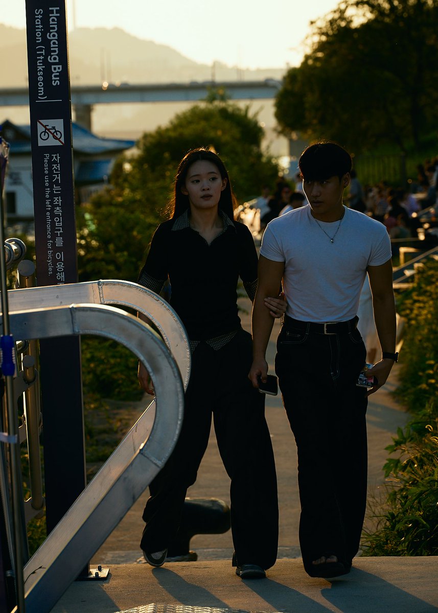 旅行記「BORDER」vol. 013

4일차 8/10 Sun
トゥクソム漢江公園ー

太陽が南山に落ちていく。
ビルの群れも、恋人たちも、目に見えるものすべてがオレンジ色に染まり、今日の終わりを告げていた。
ずっと見たかった韓国の夕焼け。
静かで、穏やかな時間。
このままがずっと続けばいいのに、と思った。