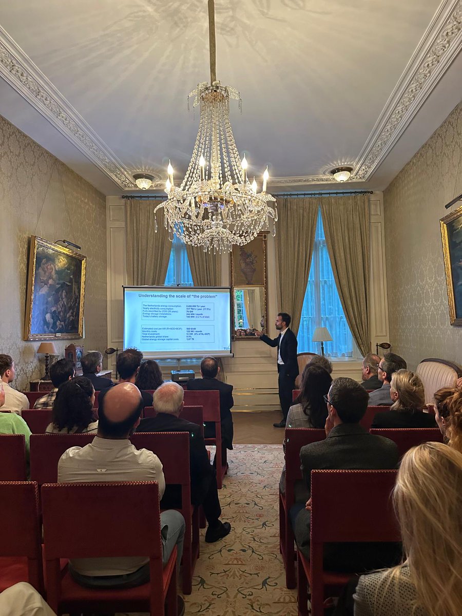 El Dr. Antoni Forner-Cuenca, Premio Princesa de Girona de Investigación 2025, ofreció una presentación en la residencia de la Embajadora de España en los Países Bajos.

Una ocasión para conocer de cerca su brillante trayectoria y su trabajo en el ámbito de la energía sostenible.