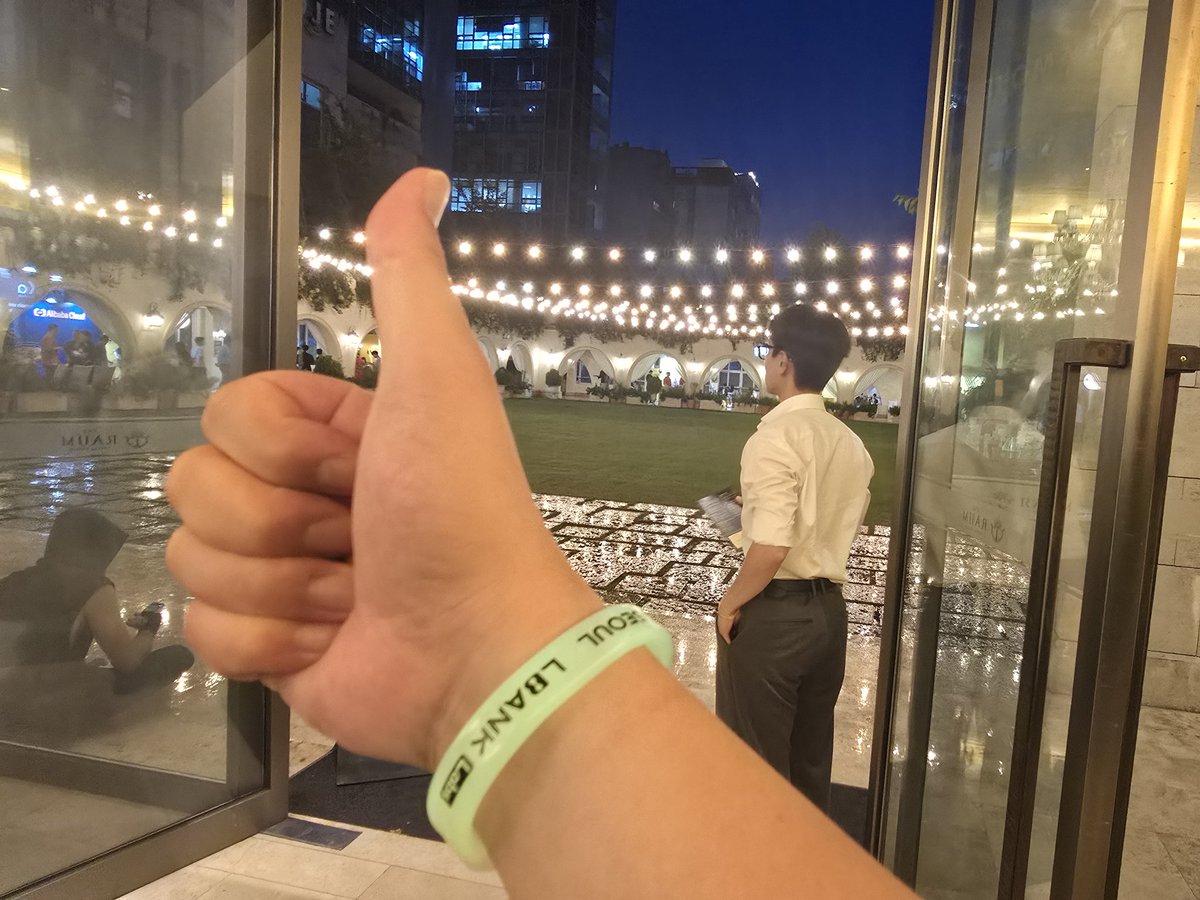 The energy before the main event is electric!
Waiting to head in and enjoying the incredible vibe #LBanklabs has created at #1001Festival 🎉

Let the main show begin! #Web3