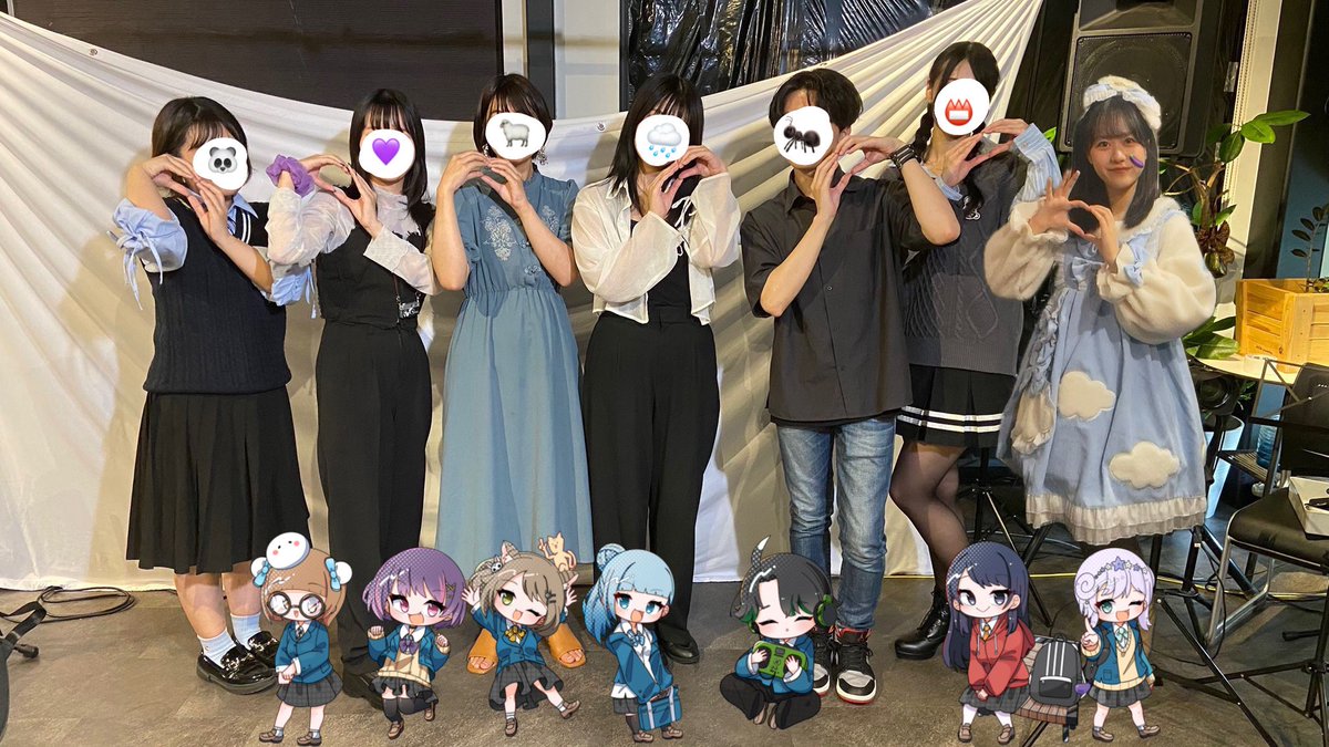 ALive0722's tweet photo. 【こんばんは】

先日行われたライブにて👻
お客さんとして、演者として、それぞれ集まってこうなりました૮ .  ̫ . ა♡

この写真を唯一不在だった送ったところ、自分で加工してこのようなものが返ってきました。（3枚目）

以上、ALIVEニュースでした

投稿主はあかりんでした。
ALTも見てね。 https://t.co/mVAuzto4Q6