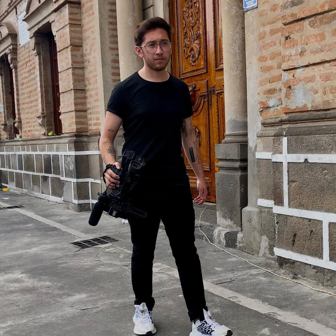 In Ecuador, Jorge Navarrate’s (<a href="/Jorge_Lio_/">Jorge Navarrete</a> ) investigation reveals the country’s cocaine trade and how children are working in its production. Jorge was forced to leave the country for a time after receiving death threats because of his reporting: youtube.com/watch?v=09B1JA…