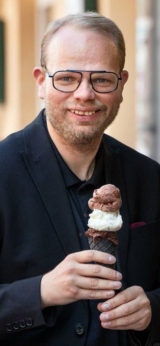 Kann ich das Bild meiner Bewerbungsmappe als Filialleiter bei GelatiGelato in Schnellroda beilegen? (Bin ich wirklich #Leak)