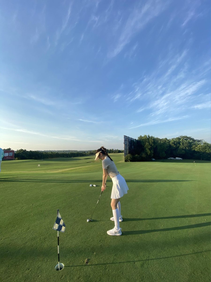 ecoshylon's tweet image. Playing golf with sisters in your spare time is also a good choice.
