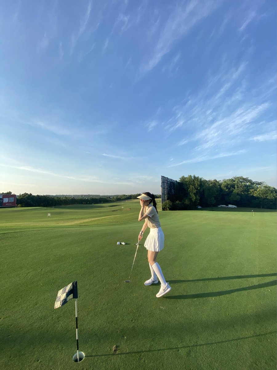 ecoshylon's tweet image. Playing golf with sisters in your spare time is also a good choice.