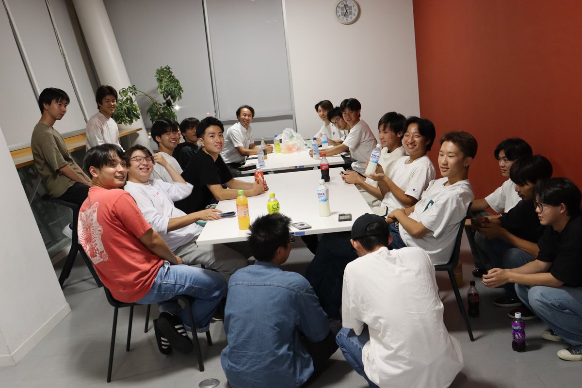 KITyumekobo's tweet image. 📸後学期初日、夢考房の各プロジェクトブースでは学生たちが集まり、活動を再開する姿が見られました。
工具を手に、仲間と笑顔で語り合う様子からは、モノづくりへの情熱が伝わってきます✨
＃人力飛行機　＃エコラン　＃フォーミュラカー　#KIT夢考房