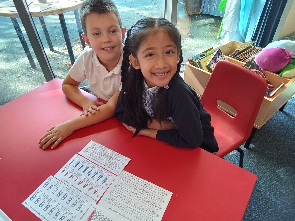 vernon_primary's tweet photo. This week in Maths, Year 2 have been exploring number patterns by counting in 2s, 5s, 10s & 3s - building connections that will support times tables learning! #MathsEd #PatternInNumbers https://t.co/lqTYddAes4