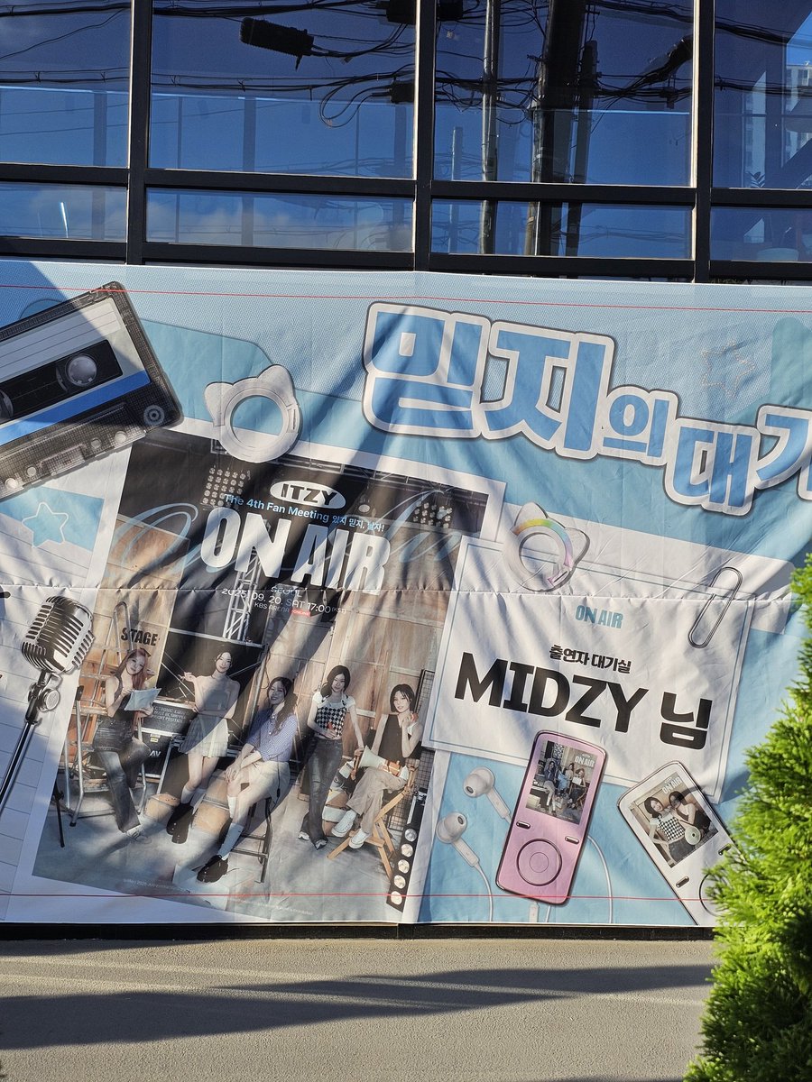 midzywonitzy's tweet photo. 어캐 생일쯤마다 모이는데 이번엔 생일자 2명에 현장에서 들은 재계약 소식까지 축하할일 3배였던 있지팬미팅🎉🎉

Aka김둘레즈+즌3(계정없거나 태그안되는 분들까쥐) https://t.co/QkQvNF7mjp