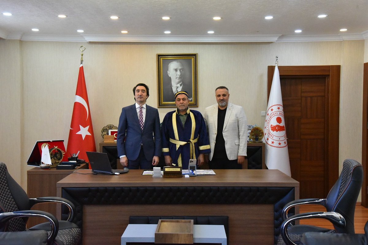 Kaymakamımız Sayın Selim ÇOMAKLI tarafından 2025 Yılı Yılın Ahilik ünvanını alan Sanayi Esnaflarımızdan Hikmet EKİT’e  Ahilik Kafdanını giydirdi 

<a href="/kayserivaliligi/">T.C.Kayseri Valiliği</a> 
<a href="/KaymakamComakli/">Selim Çomaklı</a>