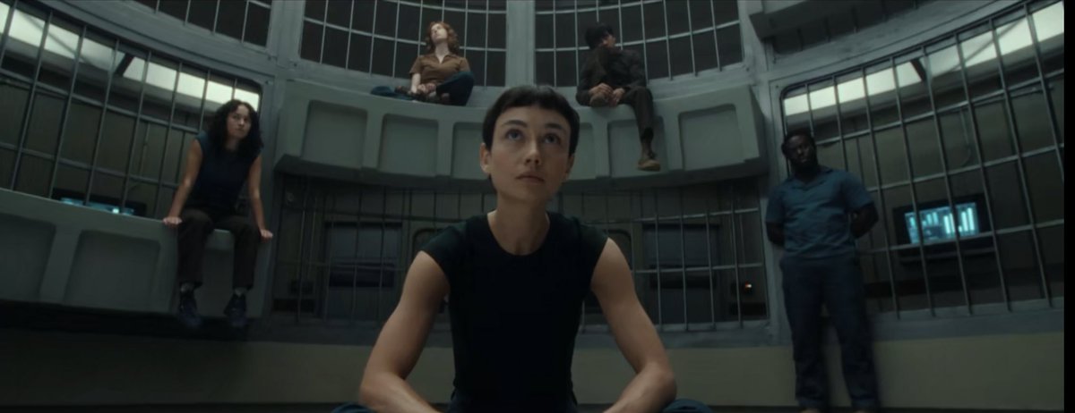 TSoS_'s tweet photo. The finale of #AlienEarth is among the most boring and dull TV finales I have seen in a long time. Not a single payoff works. Aside from the Lost Boys, no one gets a satisfying end to their storyline and even those kids are reduced to aura-farming for an entire episode to show their alleged growth. Beyond juvenile writing. Considering the important role they had throughout the season, Morrow's and Kirsh's ending was especially disappointing, as they are taken out of the picture completely, resolving absolutely nothing and mostly depriving the finale of its two strongest characters.
The barebones action often makes you forget this is an Alien series at all, which is very disappointing for a season finale, where some good Xenomorph action shouldn't be too much to ask. The creature still looks shit, its kills are destroyed by dozens of jump cuts and it's insane how almost no characters die here, despite coming face to face with the creature so often. A complete demystification of cinema's most lethal monster.
The Eyeball creature's full payoff is reserved for a potential second season, as is the resolution for what happens when Weyland Yutani arrives on the island. So many plot threads are left hanging in the air that you really can't help but feel deeply unsatisfied with this episode. You may call that a cliffhanger for the eventual second season, I call that an incomplete and lackluster manner of storytelling, where even the most basic set-ups don't find their conclusion.
As I've been saying for many weeks, the themes and topics this show tries to handle are never as interesting as the writers think they are and this non-conclusion just makes these flaws stand out even more. I just don't care enough about anyone here to wait 2 more years for a second season that delivers on the promises the first one made. One of the biggest disappointments of the year.