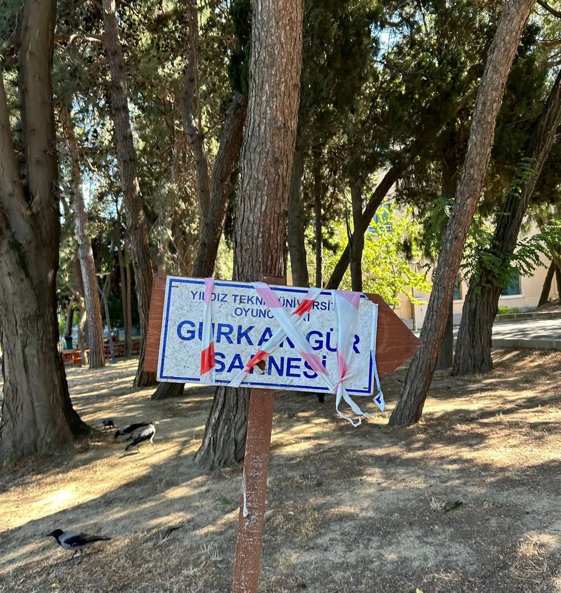 YTÜ Tiyatro Kulübüne ait olan Gürkan Gür sahnesine şerit çekilerek kapatıldı. 

Gürkan Gür, YTÜ öğrencisi, tiyatro yazarıydı. 99 depreminden beridir ne kendisine ne de naaşına ulaşılamadı.