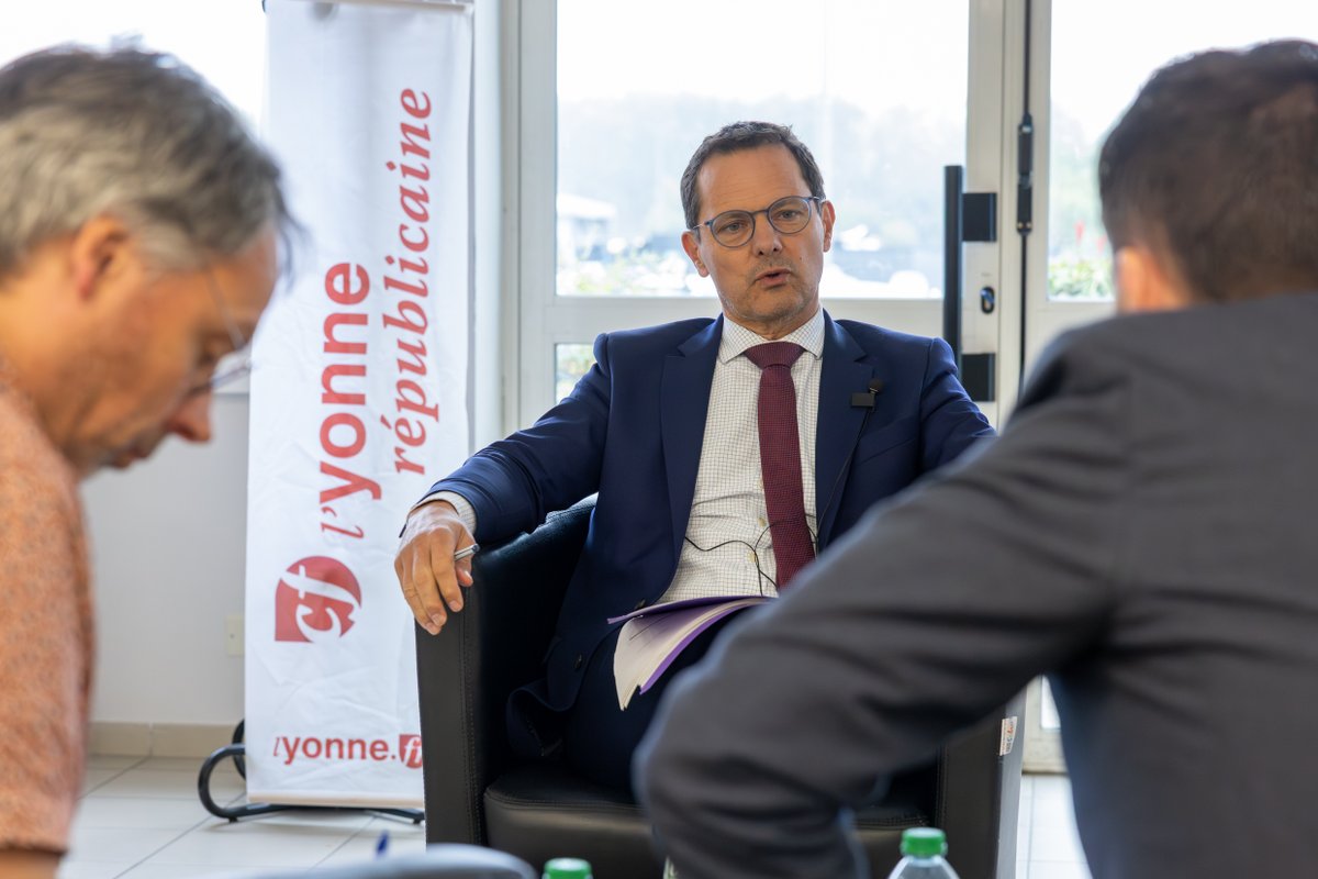 Région Bourgogne-Franche-Comté (@bfc_region) on Twitter photo #DIRECT Notre président <a href="/Jeromedurain/">Jérôme Durain</a> face aux lecteurs de <a href="/lyonne_fr/">L'Yonne Républicaine</a> à retrouver dans l'édition 🗞️ de demain 😉 #DIRECT Notre président <a href="/Jeromedurain/">Jérôme Durain</a> face aux lecteurs de <a href="/lyonne_fr/">L'Yonne Républicaine</a> à retrouver dans l'édition 🗞️ de demain 😉