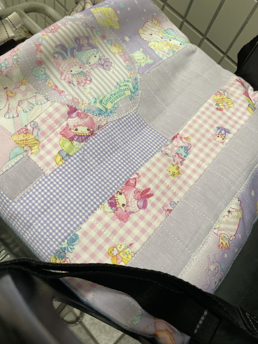 yum562's tweet photo. キキララと #econeco さんのコラボ生地が可愛くて発売すれば購入していました
かわいいので端切れでも使い道ないかなと模索してて、子乗せ用のクッションカバーにしたよ
まだまだちっちゃくてやっと後部座席乗れる年齢のさゆちゃん用🥰 https://t.co/dCeN881N0a