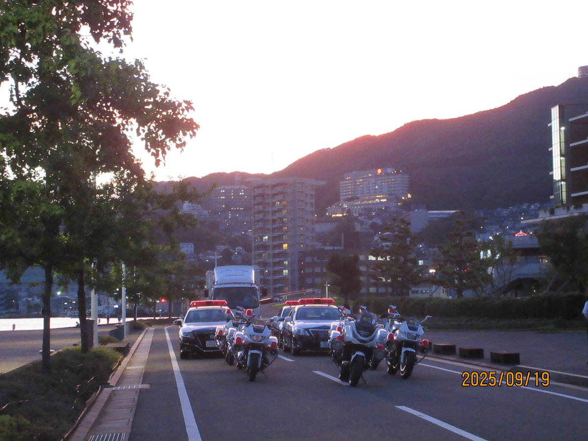 NPP_kikaku's tweet photo. 「秋の全国交通安全運動出発式」を開催！
だんだんと暗くなるのが早くなってきました！
皆さんの力で１件でも交通事故を減らしましょう！！
#長崎県警察 ＃秋の全国交通安全運動 ＃交通安全 ＃白バイ ＃パトカー ＃夕暮れ ＃秋 https://t.co/7wg9E8uMBu