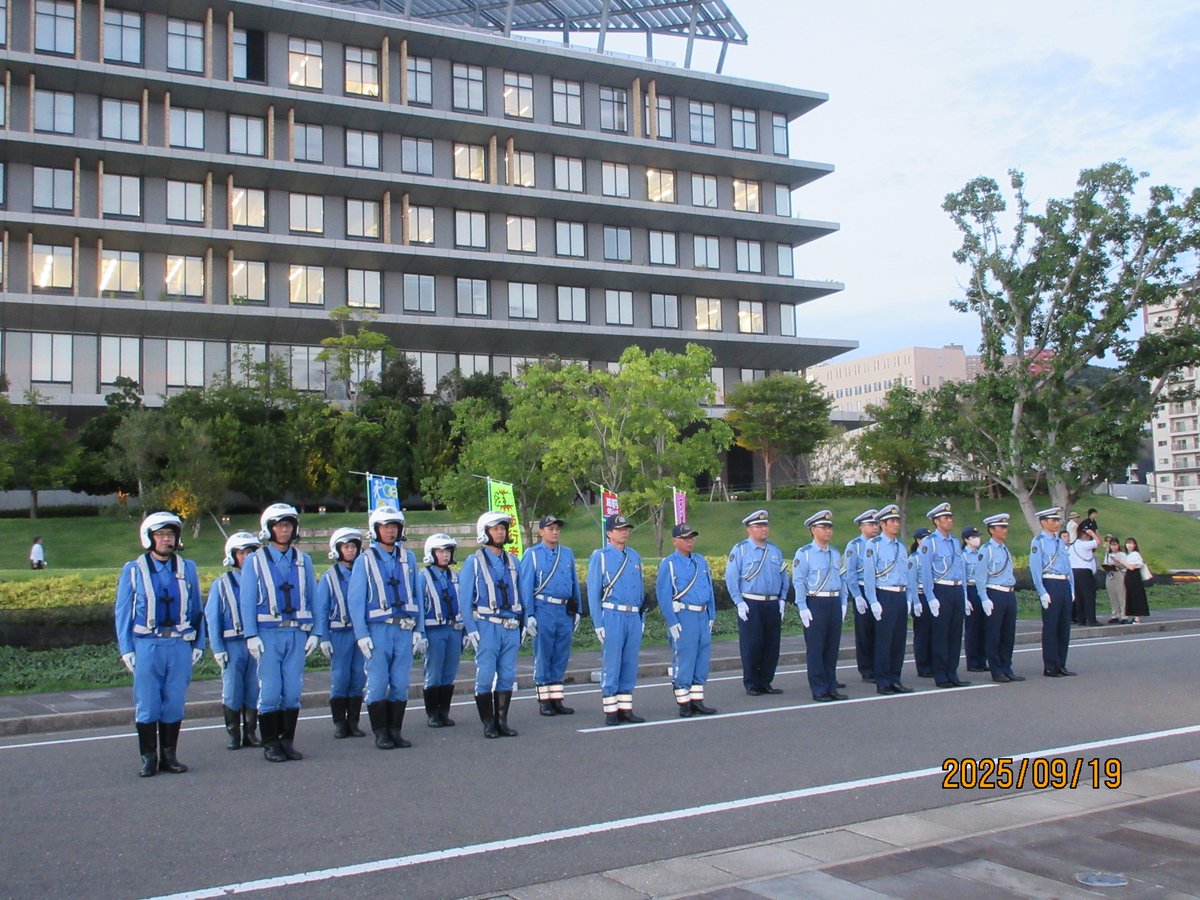NPP_kikaku's tweet photo. 「秋の全国交通安全運動出発式」を開催！
だんだんと暗くなるのが早くなってきました！
皆さんの力で１件でも交通事故を減らしましょう！！
#長崎県警察 ＃秋の全国交通安全運動 ＃交通安全 ＃白バイ ＃パトカー ＃夕暮れ ＃秋 https://t.co/7wg9E8uMBu